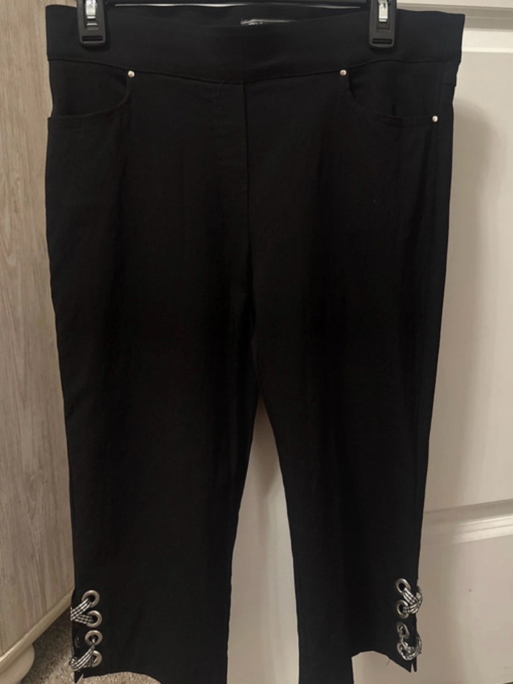 89th & Madison Black Pull-On Capri Pants with Silver Loop Embellishment